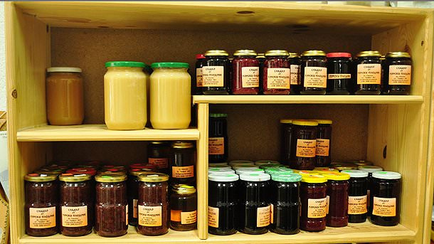  Навсякъде ще ви предложат качествен мед и сладка, конфитюри и компоти от екологично чисти плодове.  