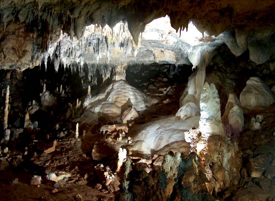  Снежанка е пещера, разположена в Баташката планина в Родопите 